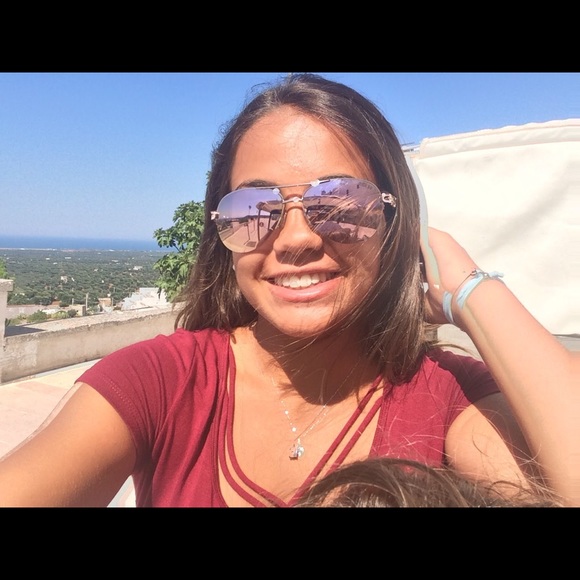 Meet your Posher, Sabrina - Picture 2 of 2